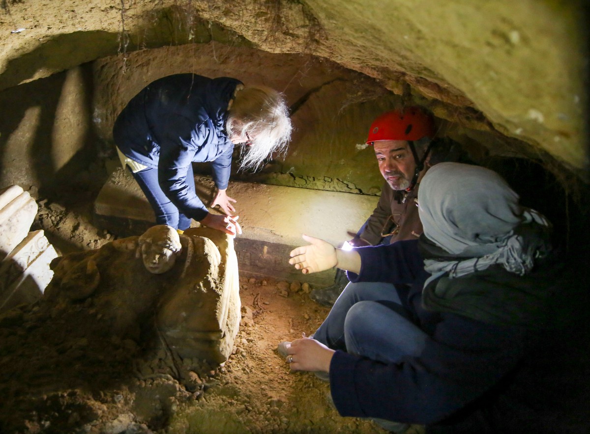Archaeologists at work. The narrow chamber had experienced damage due to previous collapses. Photo Credit: Superintendency of Archaeology of Umbria.