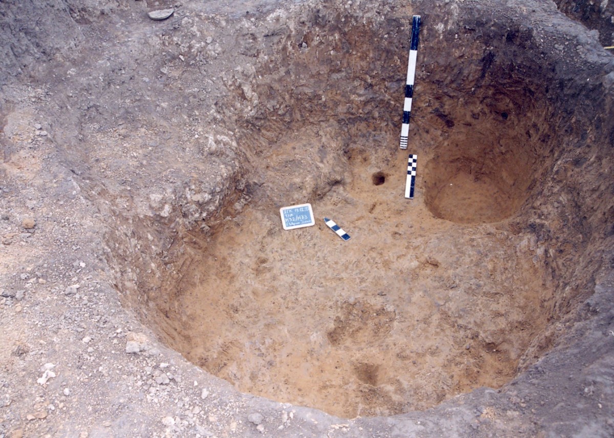 Fig. 1. Pit (aa.11) with features resembling an auxiliary space or workshop (two steps for access and a small pit possibly for storage).