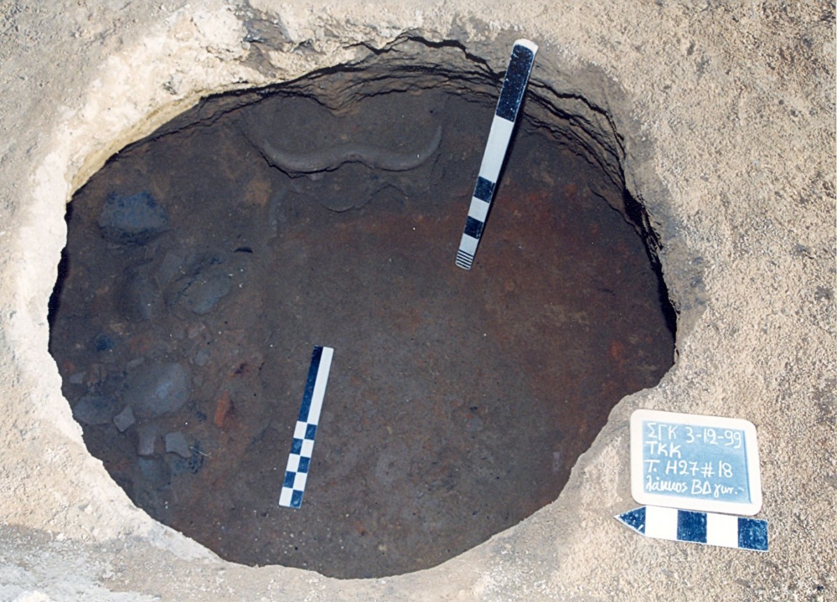 Fig. 4. Large pit for refuse (aa.4) that contained a great quantity of shells, pieces of pottery and animal bones, in layers.