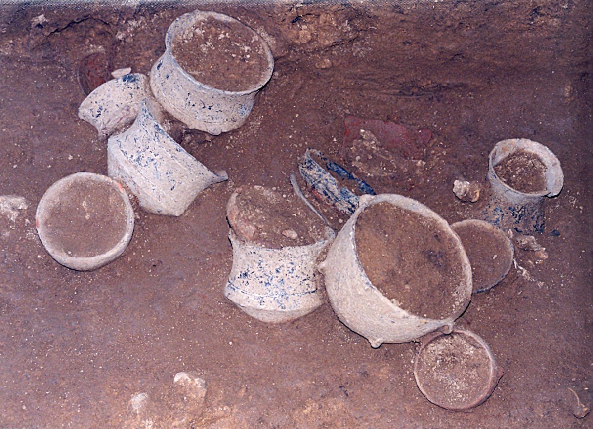 Fig. 8. Small pit (aa.387) with remains probably of a burial ritual (many vases, regular or miniature, a mill stone, animal bones and a human bone).
