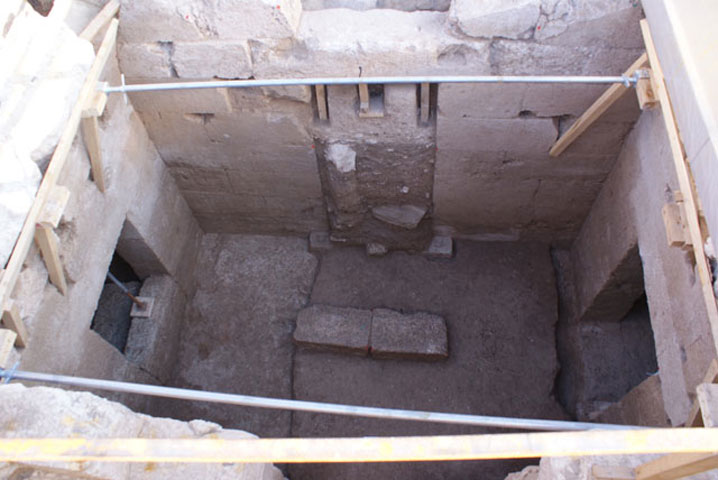 Apart from the main room, with an ante-chamber and a chamber, the tomb also has two side chambers.