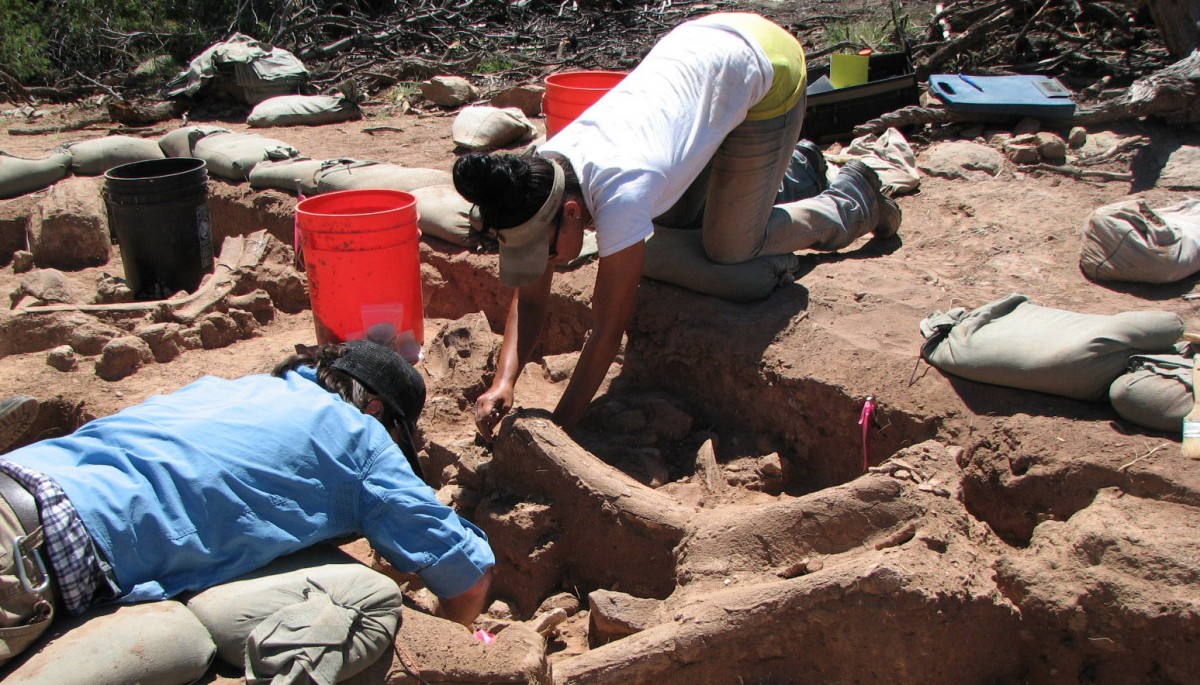 UNM graduate anthropology students excavating the mammoth skull near Abiquiu, New Mexico.
Credit: Courtesy of Bruce Huckell.