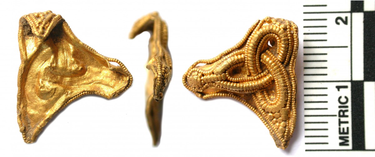 The gold mount comprises a sheet of gold foil edged with fine gold beaded wire and decorated on the front with an interlacing filigree design. Photo Credit: CC/Portable Antiquities Scheme.