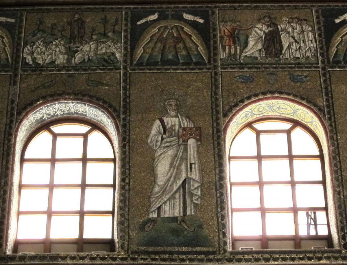 Fig. 6. Ravenna, sant'apollinare nuovo, int., santi e profeti, epoca di teodorico 22, by Sailko - Own work. Licensed under CC BY-SA 3.0 via Wikimedia Commons.