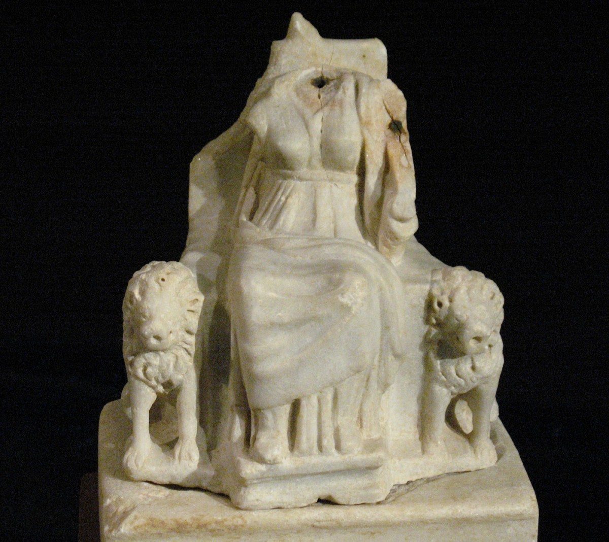 Fig. 16. Marble votive statuette of Cybele between two lions. She holds a drum in her left hand. End of 1st c. BC. Town of Chios (Ag. Iakovos – Loutrari plot).
