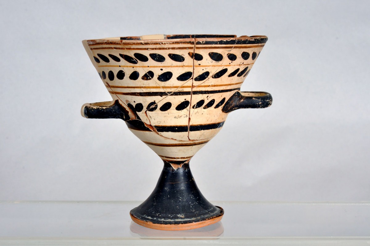 Fig. 21. Kylix with painted floral decoration. Classical era. Chios town (Tampakika quarter-Zafeirakis workshop).