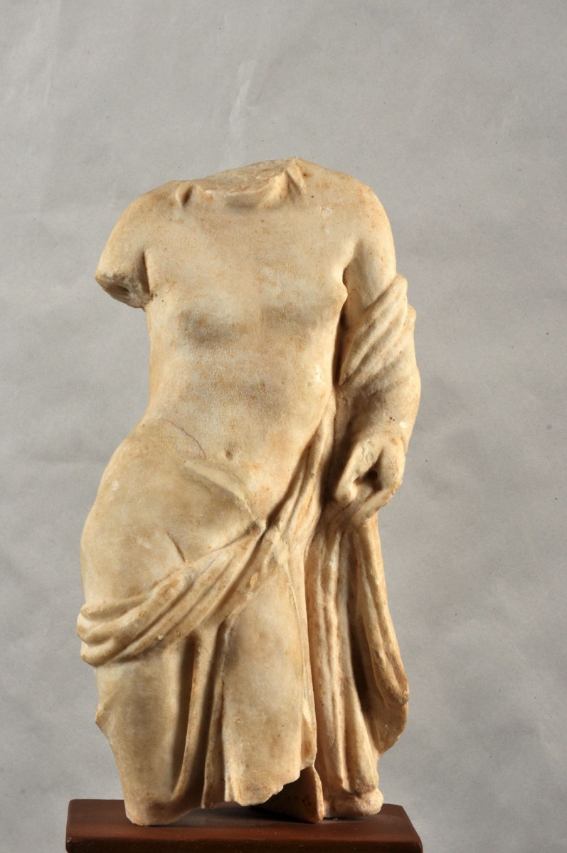 Fig. 23. Marble statuette of Aphrodite in the “Leaning” style. Late Hellenistic era. Copy of an original by Praxiteles from the end of 3rd c BC. Panaghias Voitheias district.