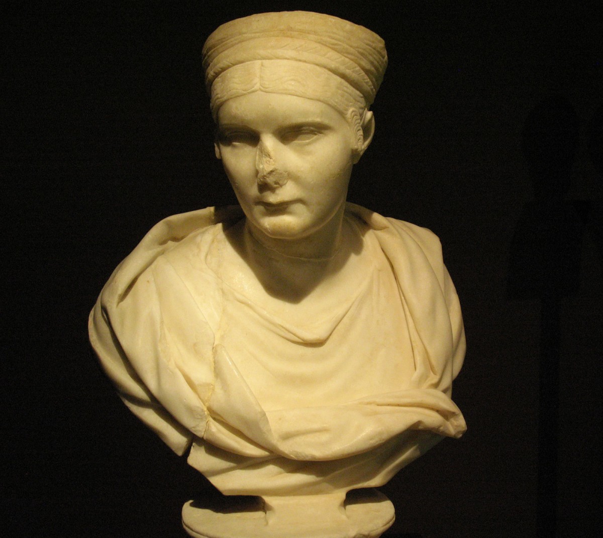 Fig. 28. Bust of Sabina, wife of the emperor Adrian. 128-137 AD. Chios town (Ag. Iakovos- Loutrari plot).