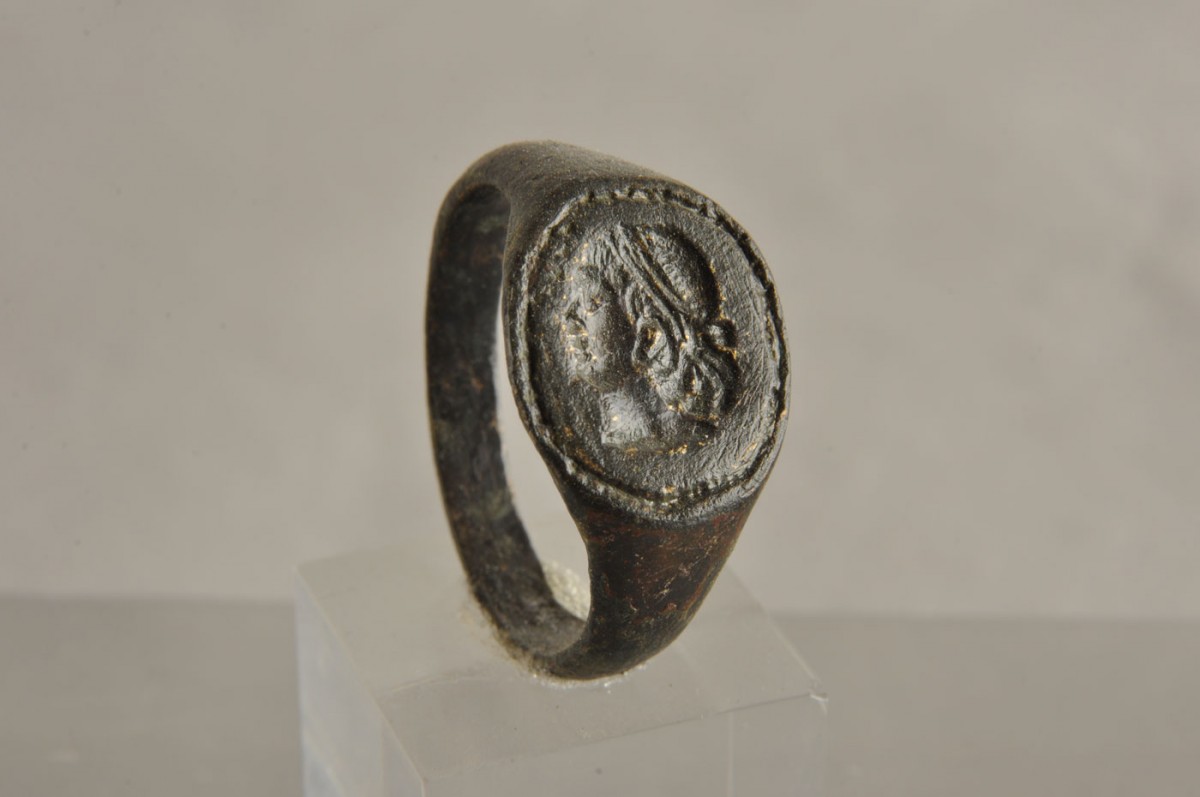  Fig. 38. Bronze ring. On the bezel setting is the head of a bearded man. Hellenistic era. Chios town (Letsaina – Frangakis plot).