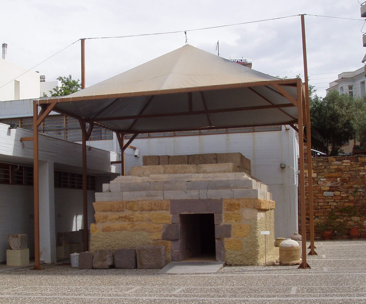 Fig. 4. “Macedonian” tomb, 2nd c. BC. Town of Chios (Frangomachalas quarter, Mytis plot).