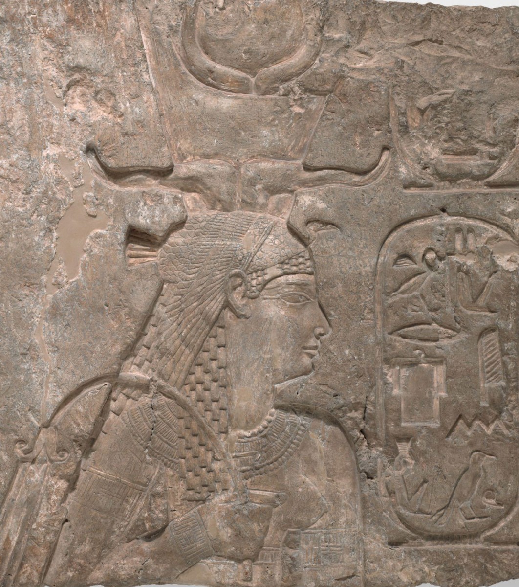 Arsinoë wearing her ornate crown
on a wall relief in the Isis temple
on Philae, a Nile island. 