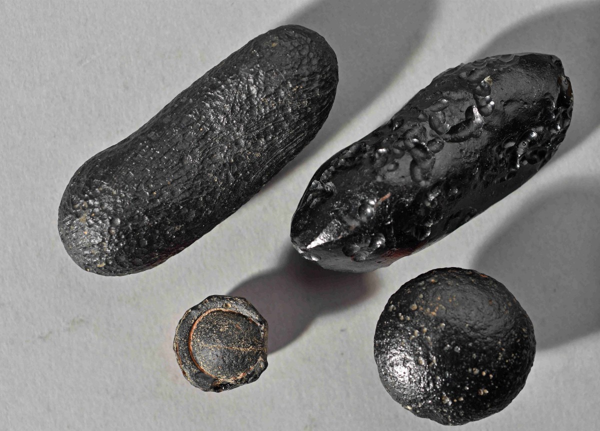 Tektite from Australia with flanged edge. The force of the impact blew the glass body thousands of kilometres and out of the earth's atmosphere. The bulging edge formed when the partially molten tektite re-entered the atmosphere.  Photo:  Institut für Geowissenschaften, Universität Heidelberg