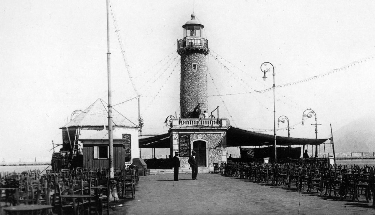 Fig. 36. Lighthouse at the end of the St Nicholas Pier. For a century, it was the city’s symbol. Pulled down in 1972.