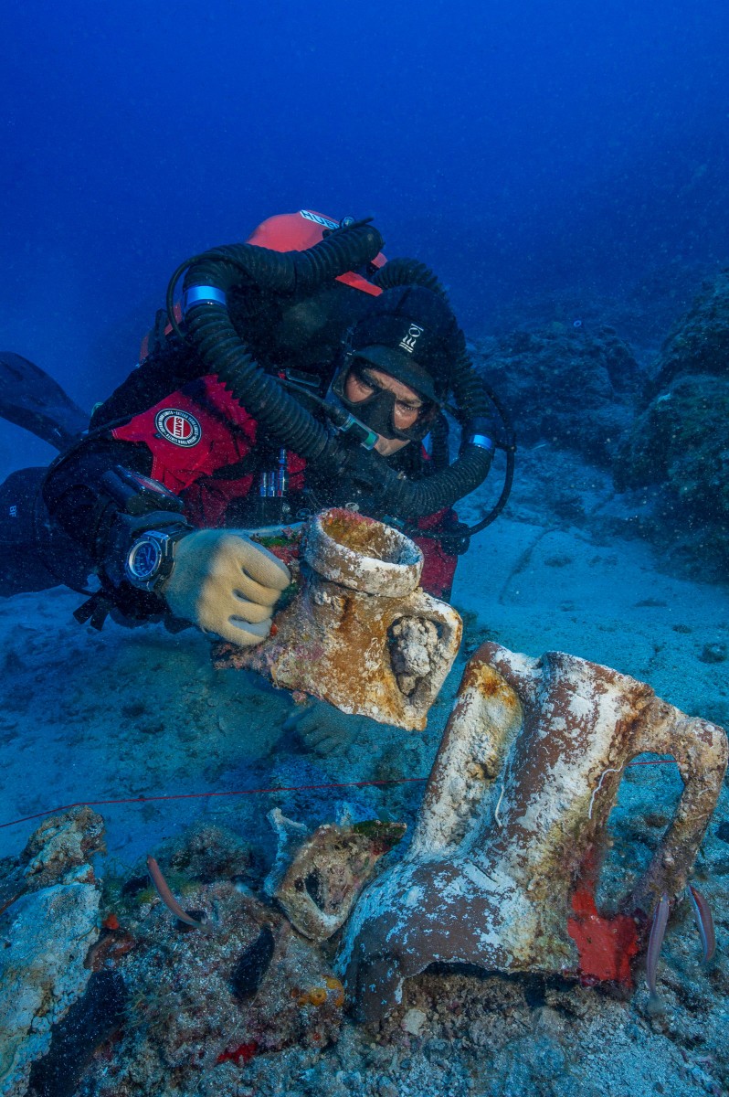 Brendan Foley compares amphora styles on the Antikythera Shipwreck. (Photo by Brett Seymour, EUA/WHOI/ARGO) 