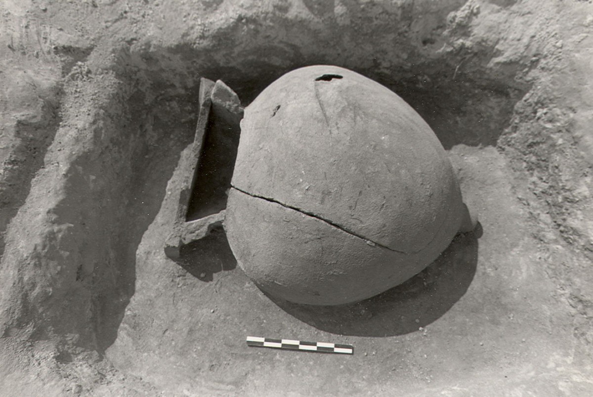 Fig. 1a. Adult jar burial from the cemetery of Triantafyllia Livanates. Jar XXV. (Photographic archive of the 14th Ephorate of Prehistoric and Classical Antiquities)