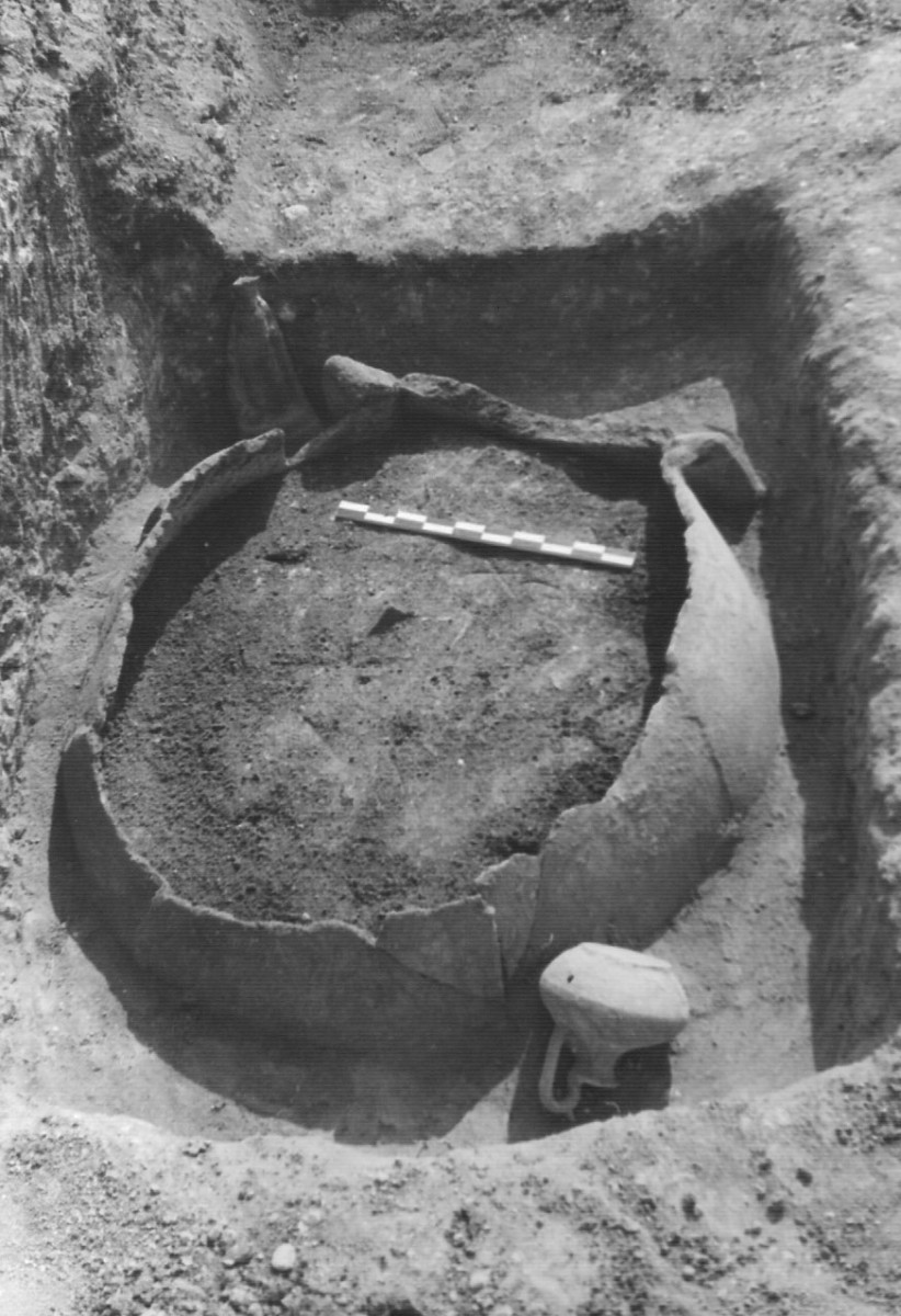 Fig. 1b. Adult jar burial from the cemetery of Triantafyllia Livanates. Jar VIII. (Photographic archive of the 14th Ephorate of Prehistoric and Classical Antiquities)