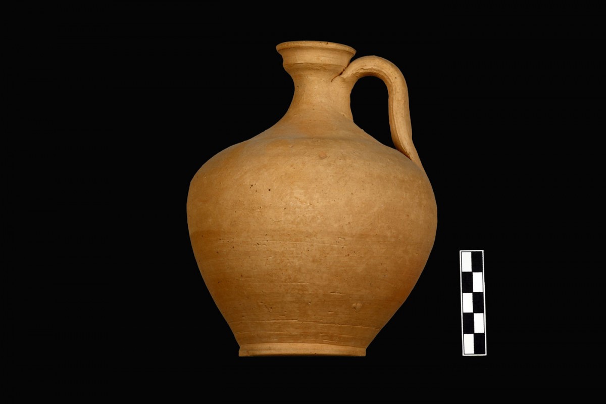 Fig. 3a. Example of local pottery production from the cemetery of Triantafyllia Livanates. Unpainted jug K.5526 (1st quarter of 3rd c. BC) from Jar LVII. (Photographic archive of the 14th Ephorate of Prehistoric and Classical Antiquities)