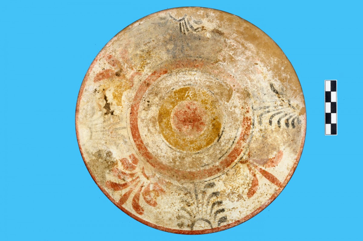 Fig. 3b. Example of local pottery production from the cemetery of Triantafyllia Livanates. Plate K.8106 (last quarter of 5th c. BC) with multicoloured decoration from Jar XXIV. (Photographic archive of the 14th Ephorate of Prehistoric and Classical Antiquities)