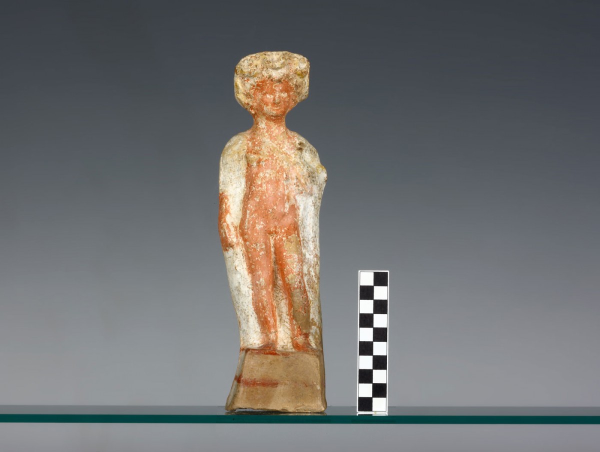 Fig. 5. Clay figurine E.3425 of a young man holding a cockerel (late 5th-early 4th c. BC), with influences from Boeotia, from Jar XVII. (Photographic archive of the 14th Ephorate of Prehistoric and Classical Antiquities)