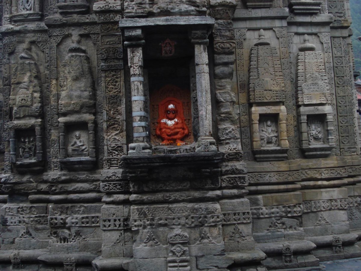 Clamped pillar at Lakshi Narayan temple. / Mayank Joshi