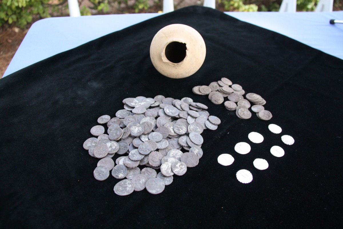 A ceramic-vase containing 200 silver denarii, dating from the 1st century B.C, was found in Empúries (by ACN).
