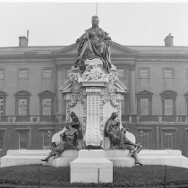 Public sculpture that illustrates a colonial regime