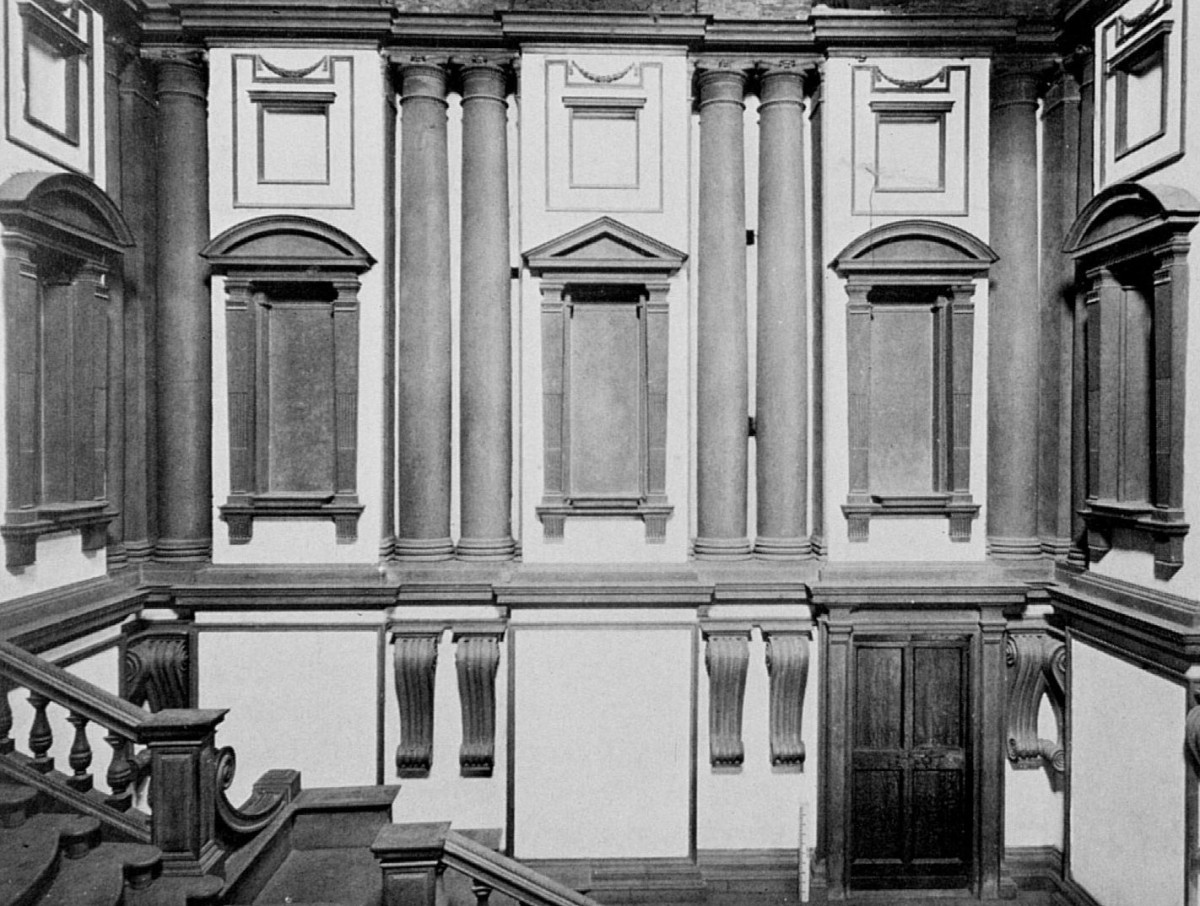 Fig. 10. Michelangelo, Florence, Laurentian Library. The Tuscan pillars placed in pairs, the architrave with the recesses and protrusions, as well as the particularly big spirals are typical of the Mannerist technique (source: internet).