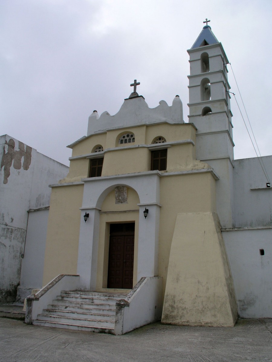 Fig. 1. Tinos, Pentostrato, monastery of Saint Francis (photograph D. Roubien). Architectural typology and morphology of the mud brick, transferred to a stone construction.