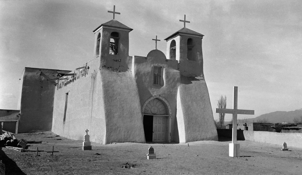 Fig. 3. Ranchos de Taos, New Mexico, church of San Francisco. Towers with typical gradation of volumes in a mud brick building (source: internet).