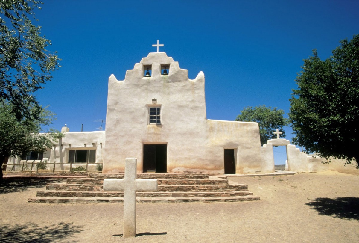 Fig. 4. Laguna, New Mexico, church of San Jose. Typical design of pediment with raised edges (source: internet).