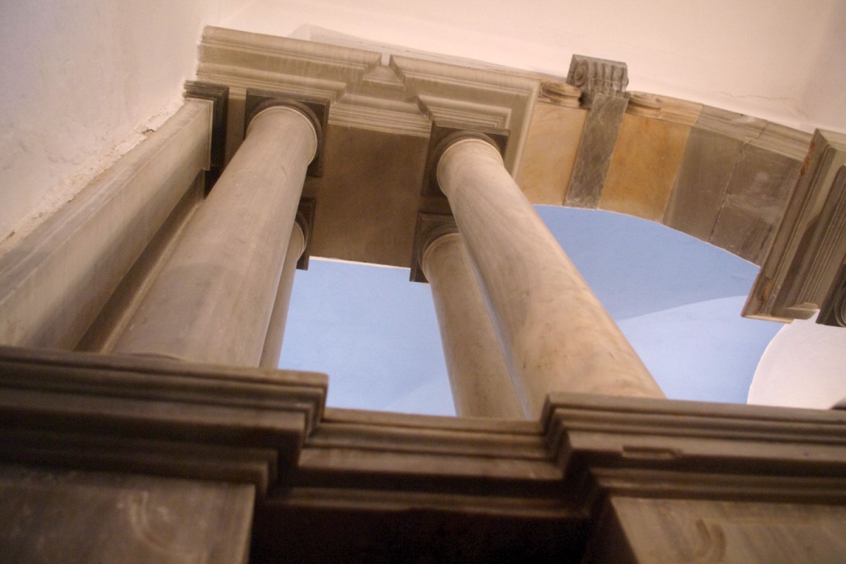 Fig. 7. Tinos Chora, monastery of Agios Antonios, chapel, columns and architrave (photograph: Ioannis Laskos).