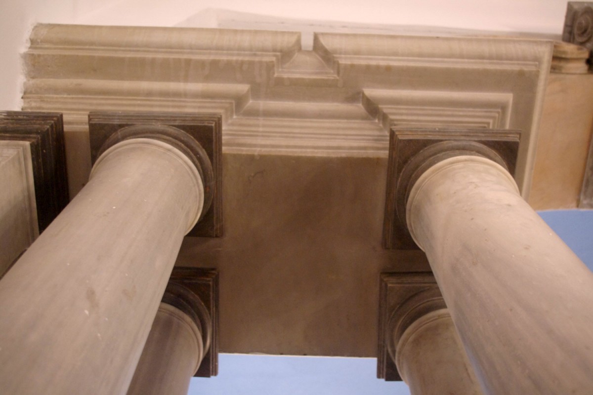 Fig. 8. Tinos Chora, monastery of Agios Antonios, chapel, detail of architrave (photograph: Ioannis Laskos).