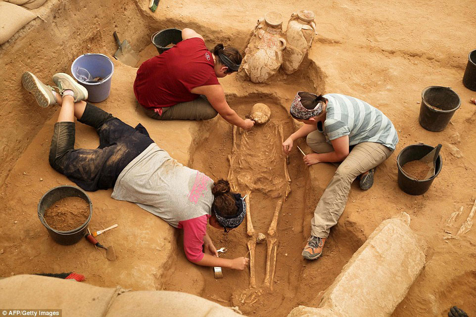 A team of foreign archaeologists extract skeletons at the excavation site of the first Philistine cemetery to be studied. Credit: AFP/Getty Images