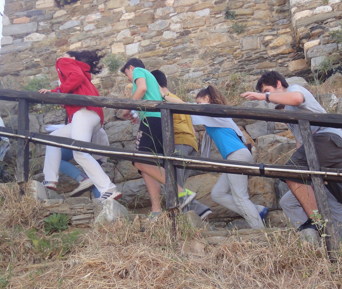 Fig. 11. Ascent to the Castle. Behind the students the two construction phases of the wall can be seen.