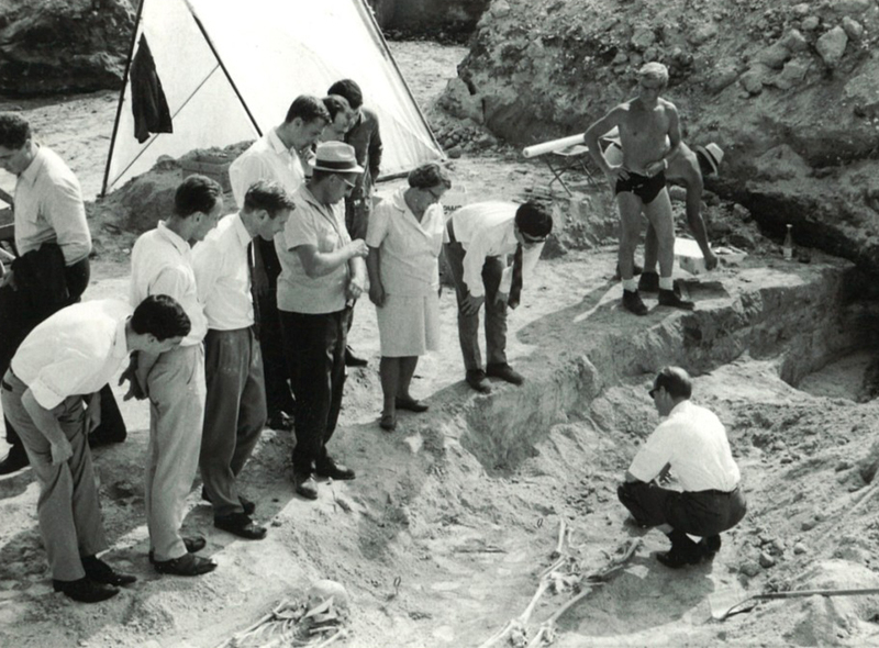 Picture of the graveyard’s archaeological excavation during the visit of a delegation of the district of Upper Bavaria. The excavation started more than 50 years ago. © Museum Erding