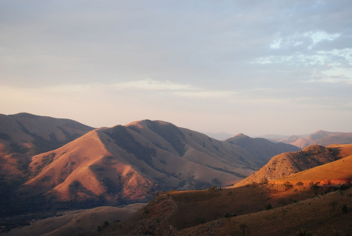 The Barberton Mountains in northeastern South Africa are covered by rocky grasslands; these hills are made of some of the oldest rocks on Earth (3.2 - 3.5 billion years old). Picture: Sami Nabhan/FSU Jena