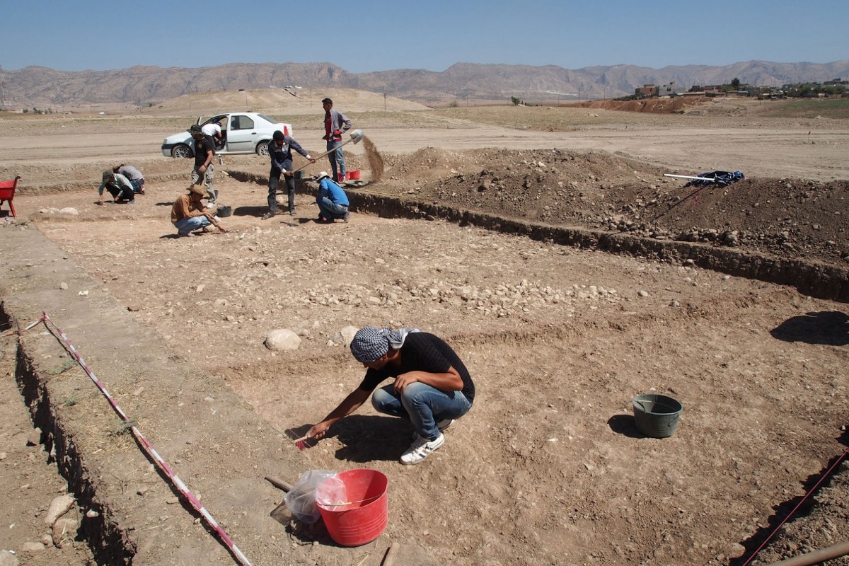 Excavation work on the Bronze Age overland roadway outside the village of Bassetki 
[Credit: P. Pfälzner]