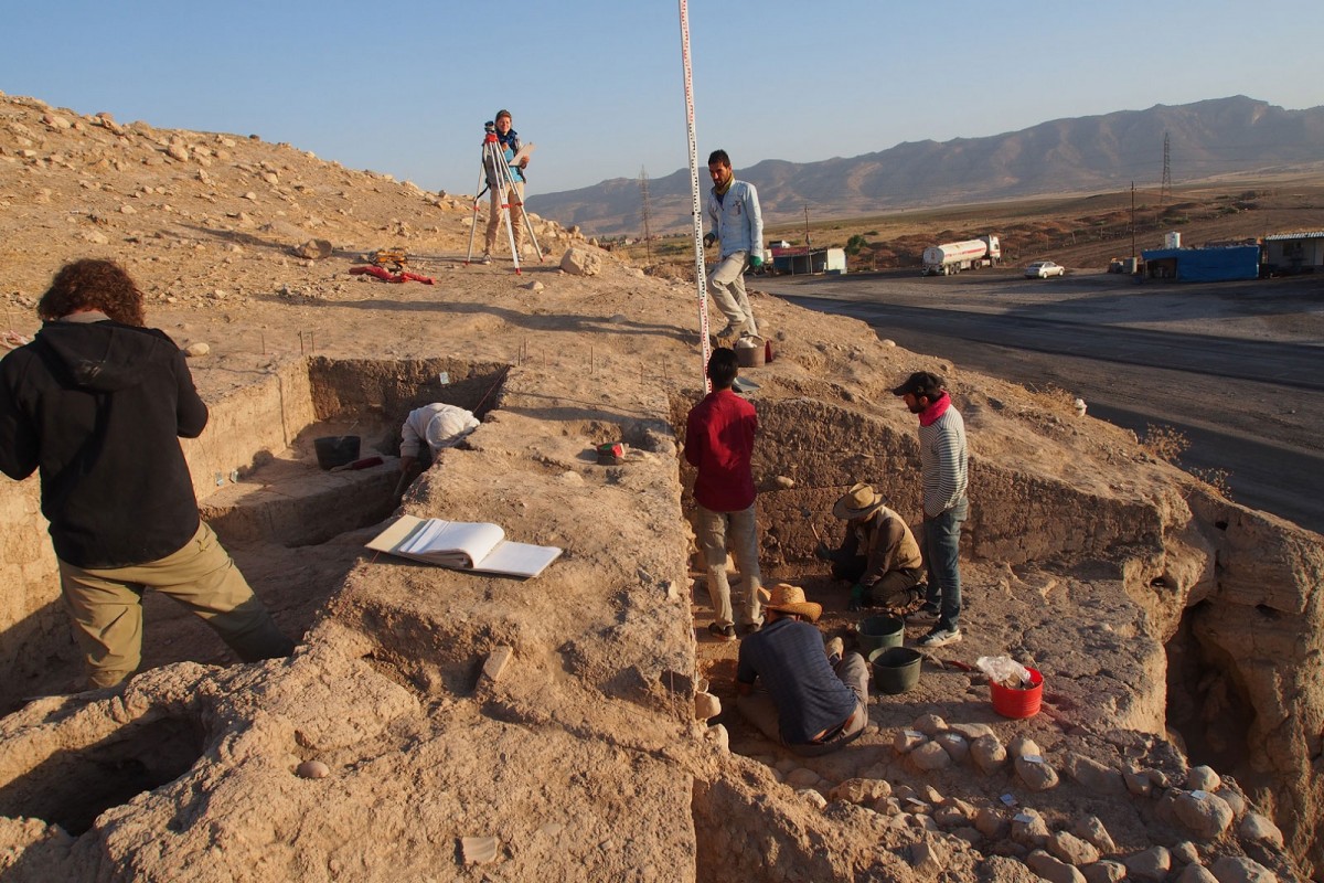 Excavating the eastern slope of the upper part of Bassetki, where several fragments of Assyrian cuneiform tablets 
were discovered [Credit: P. Pfälzner]