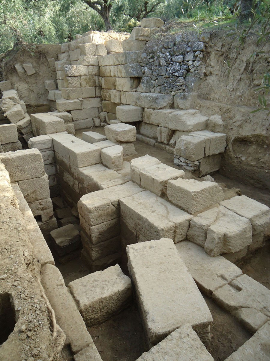 View of the retaining wall of the theatre’s koilon.