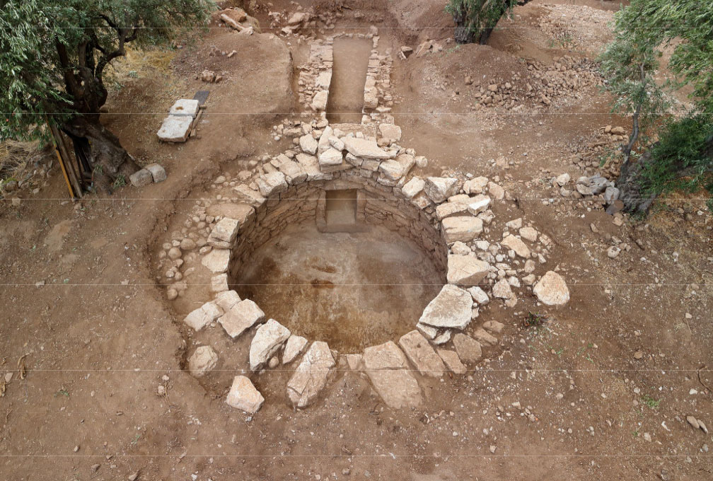 The tomb is provided with a long dromos, 9m in length, leading to a circular chamber, 5,90m in diameter, with a plastered floor. 
