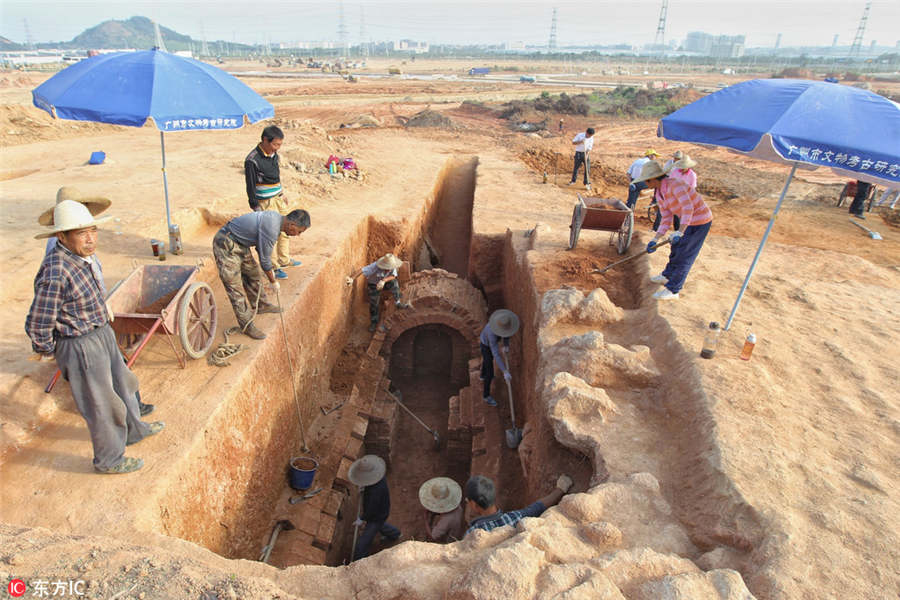 View of the excavations at Xintang county, Guangzhou, 
Guangdong province. 