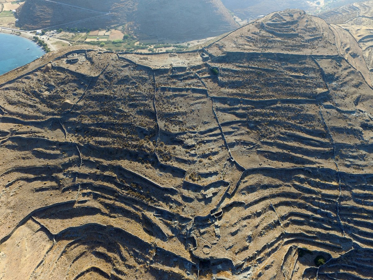 Aerial view of the ancient city of Kythnos (Vryokastro). In the center-upper part, one can see the excavation area (Photo: K. Xenikakis – S. Gesafidis, 2016).