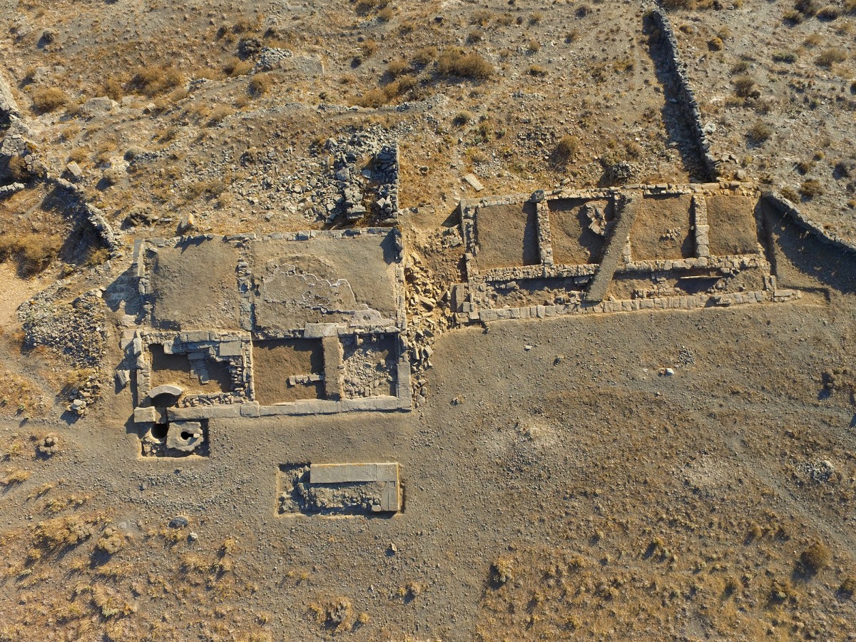 Middle Plateau. On the left (South) Building 1 (Asklipieion), on the right (North) Building 2 (Photo: K. Xenikakis – S. Gesafidis, 2016).