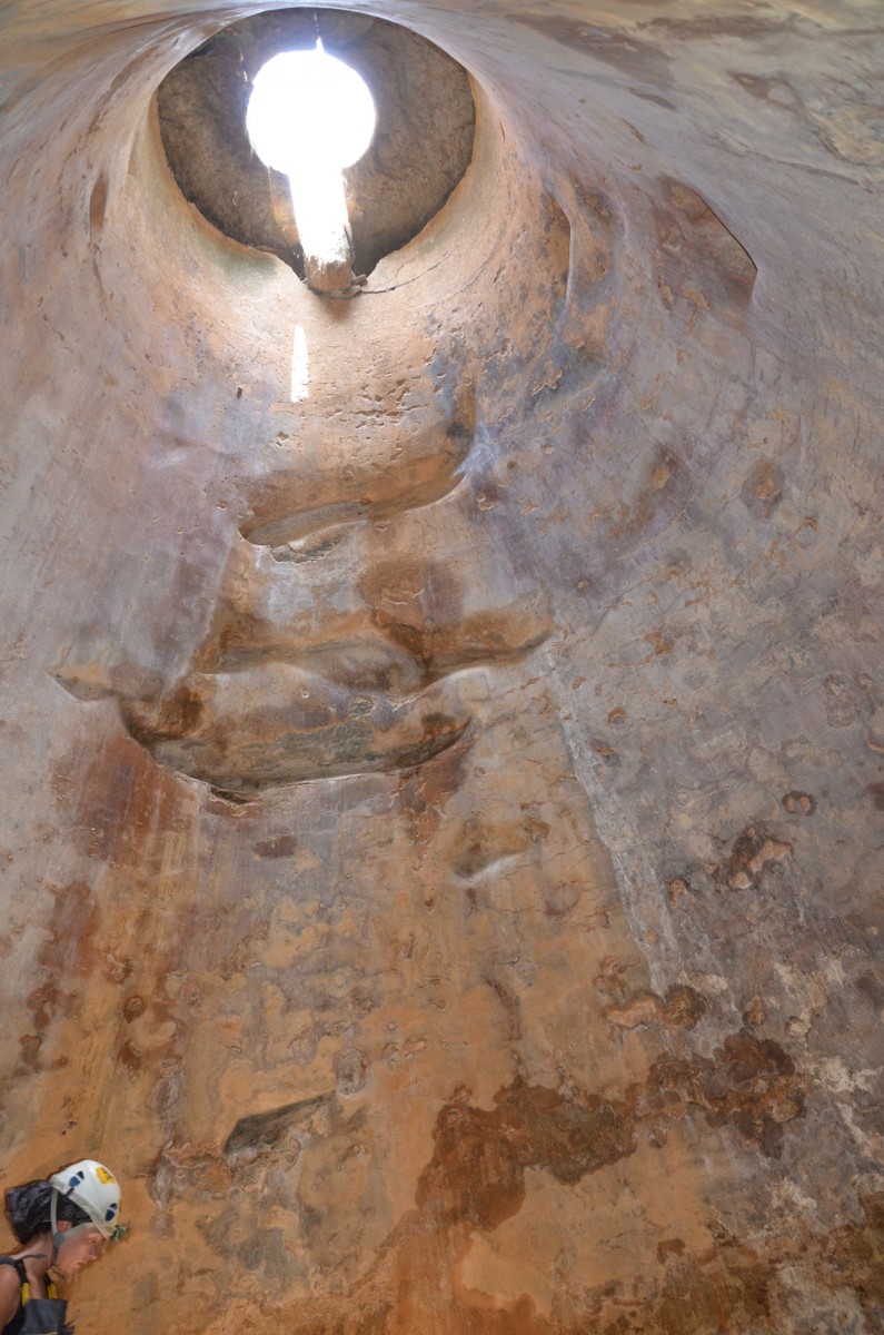 Investigation of the cistern in the SE part of Building 1 (Photo: Z. Papadopoulou).