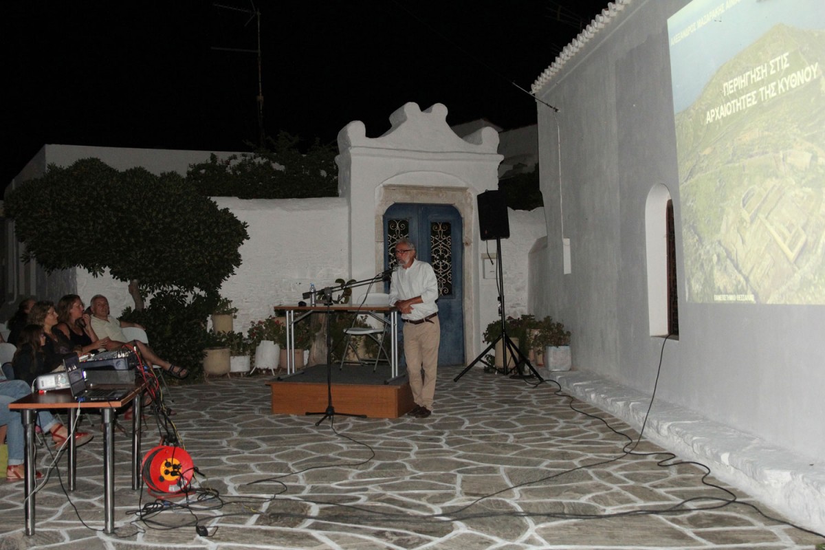 Talk by Alexandros Mazarakis Ainian in the square of Chora Kythnos in July 2014 (photo: George Chiotis).