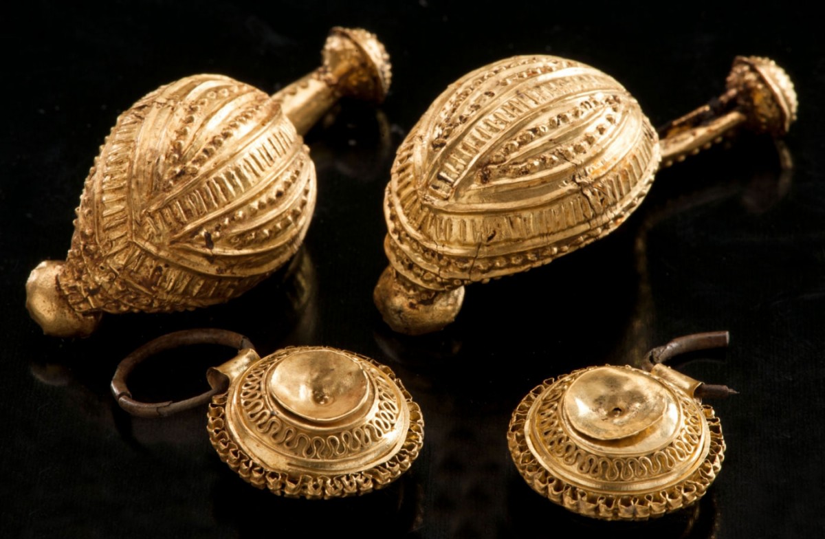 Two golden broaches found at the Heuneburg grave. The woman and child found in the grave, dating from Iron Age Europe, were buried with very similar broaches thought to be made by the same goldsmith. © Dirk Krausse et al / Antiquity