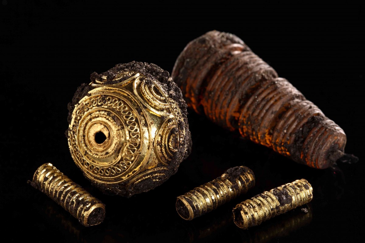 Gold and amber jewelry found at the Heuneburg grave. 