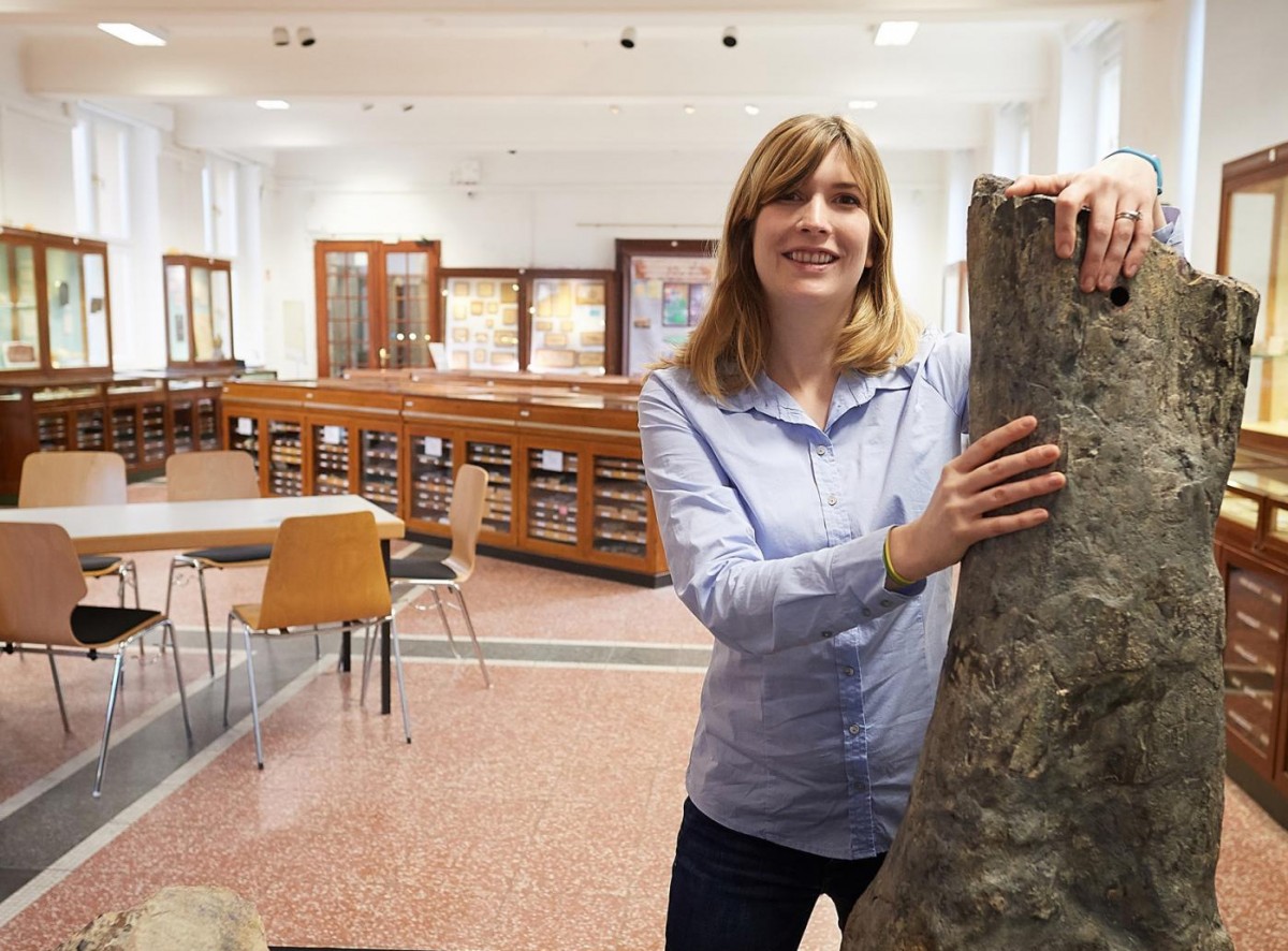 This is Jessica Mitchell, of the Steinmann Institute, University of Bonn with the thigh bone of the long-necked dinosaur Apatosaurus. Credit © photo: Volker Lannert/Uni Bonn