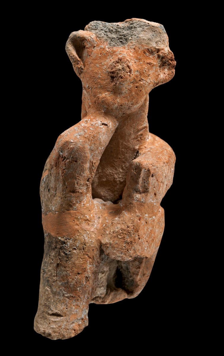 Fig. 4. Ceramic seated male figurine, of the «thinker» category, 3500-3200 BC. Thebes. Thebes Archaeological Museum.