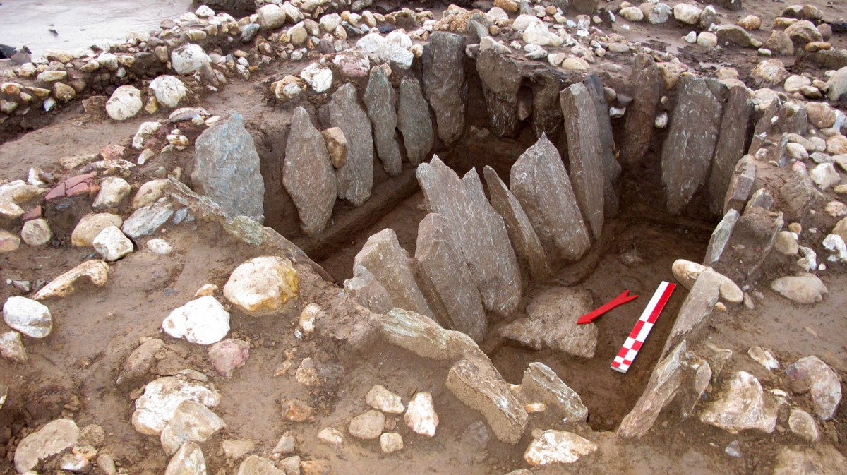 A male and a female grave of the 5th c. BC. The had the same grave goods. Photo credit: Ephorate of Antiquities of Florina. 